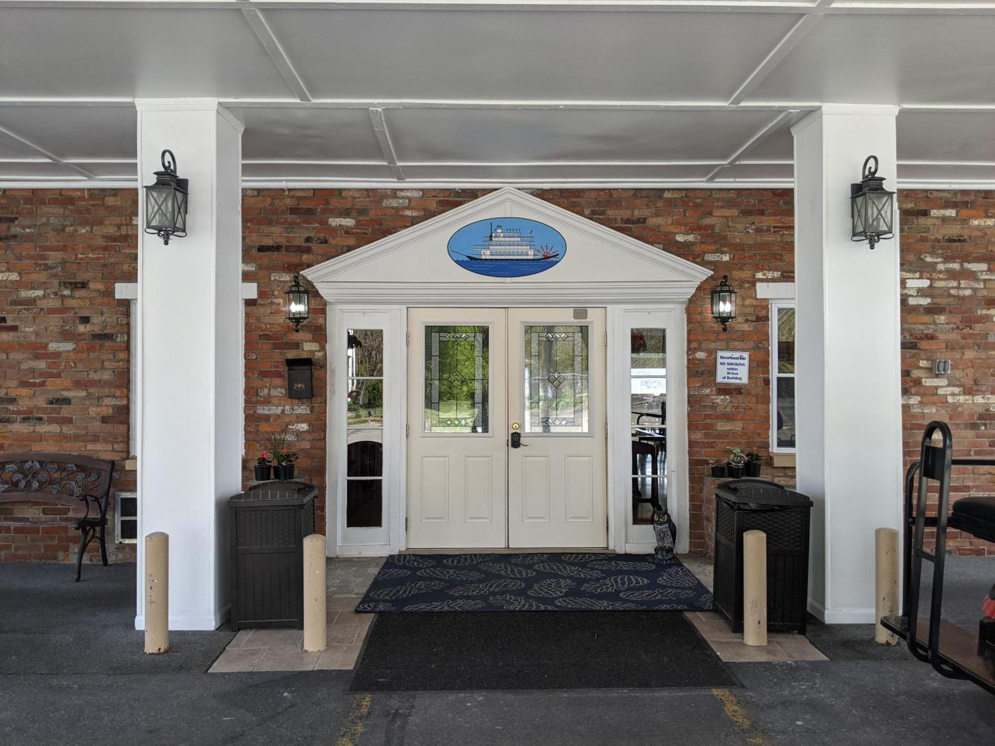 Riverboat Inn & Suites Madison Bagian luar foto