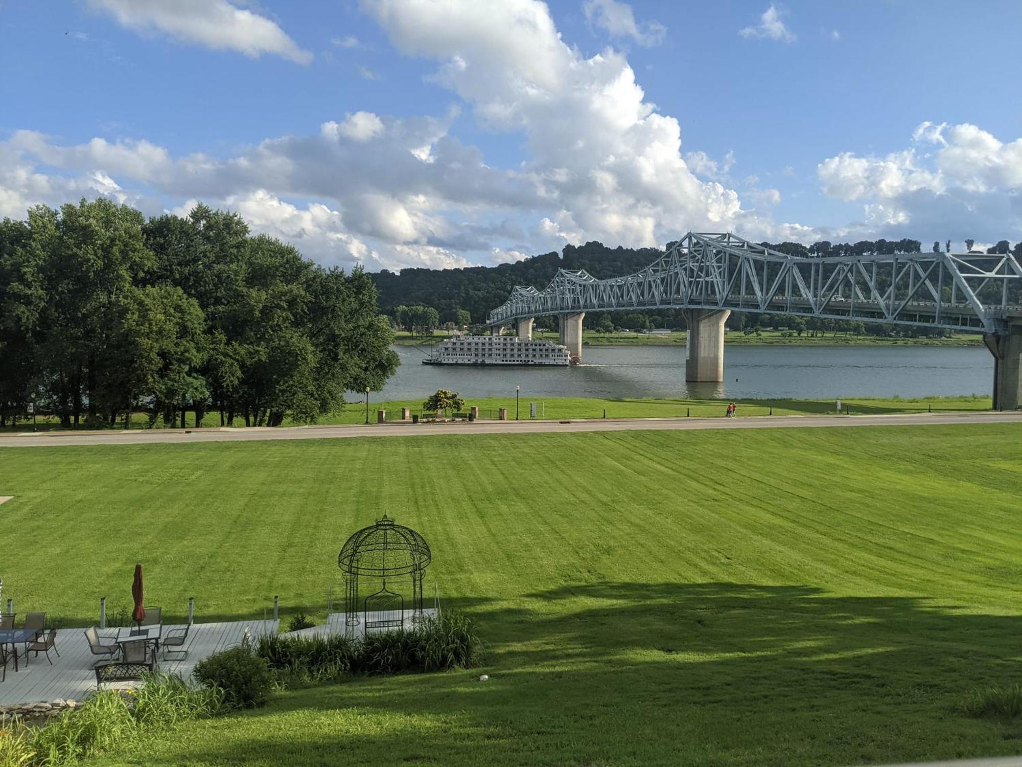 Riverboat Inn & Suites Madison Bagian luar foto