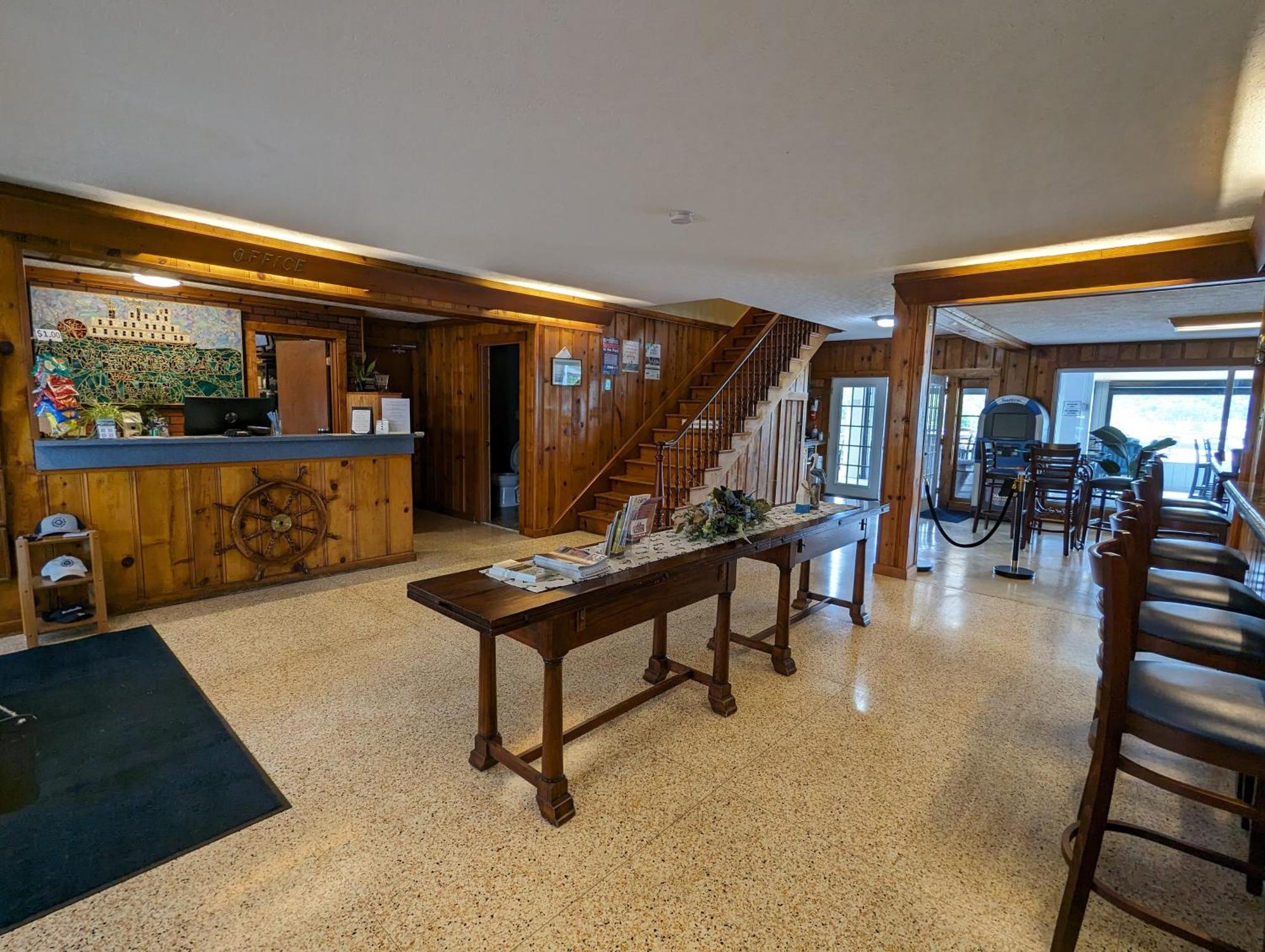 Riverboat Inn & Suites Madison Bagian luar foto