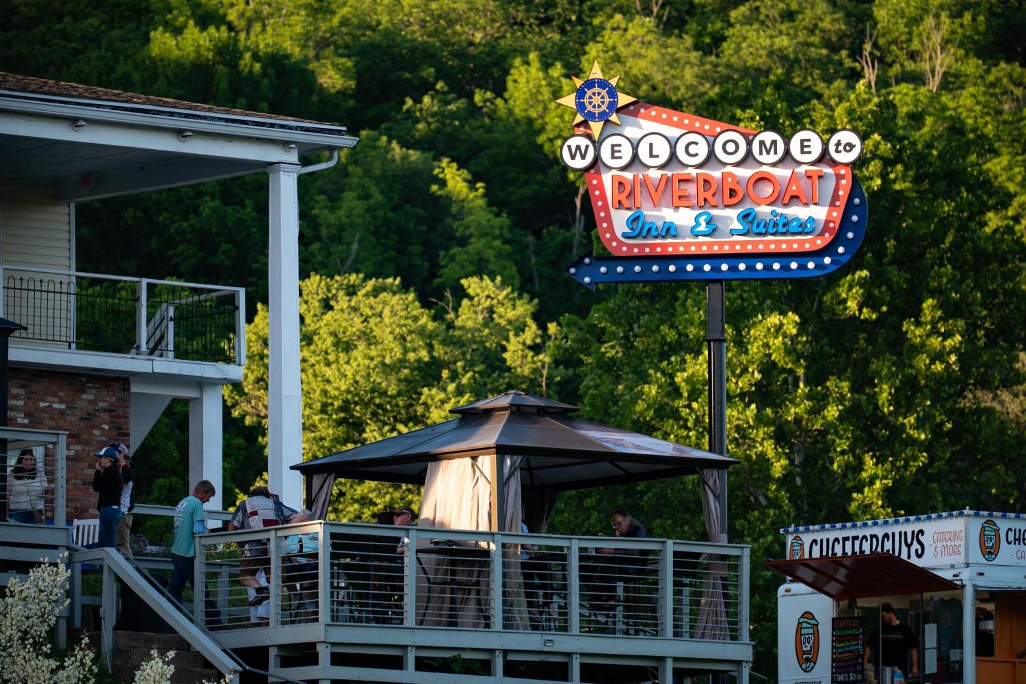 Riverboat Inn & Suites Madison Bagian luar foto