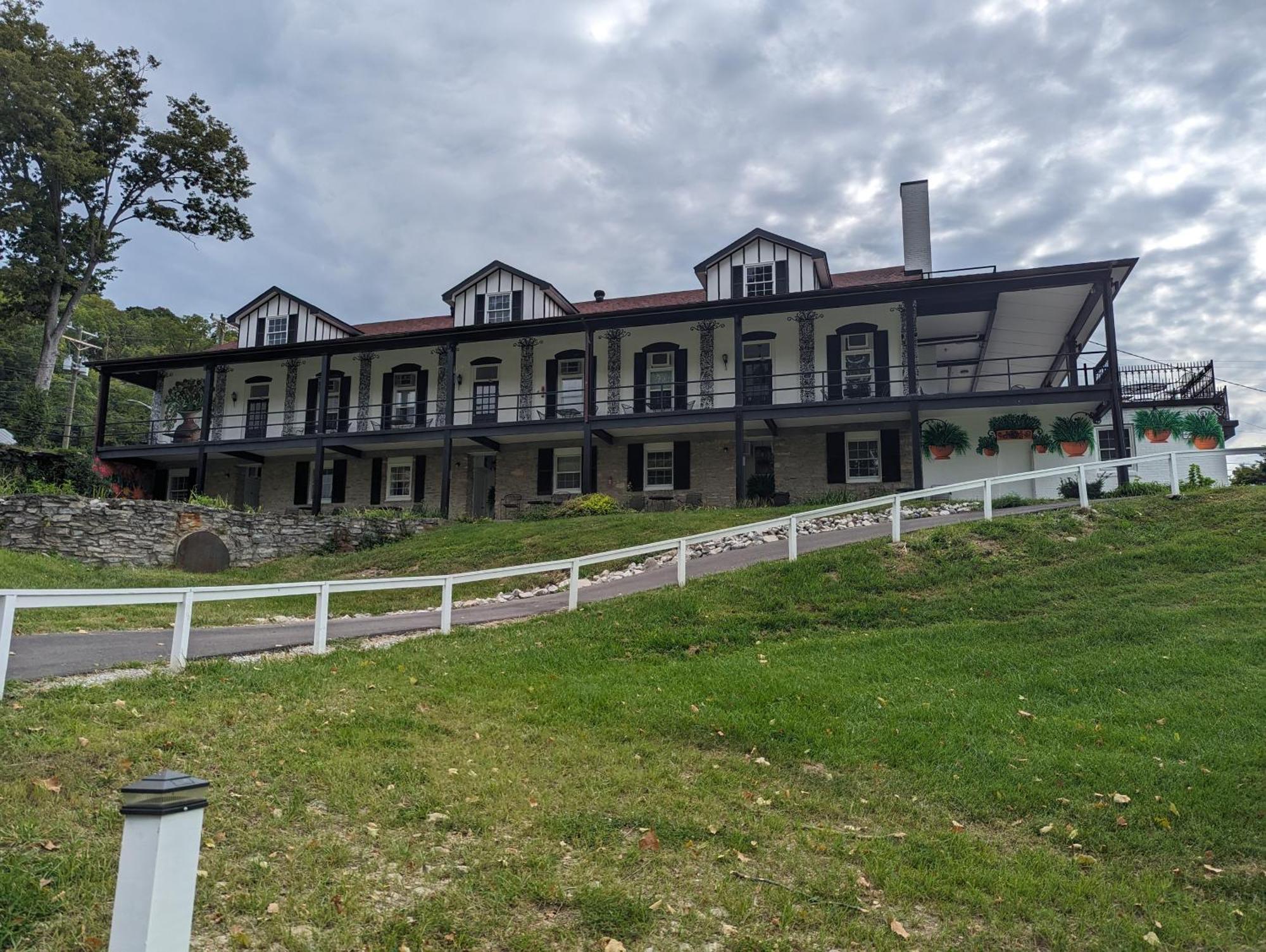 Riverboat Inn & Suites Madison Bagian luar foto